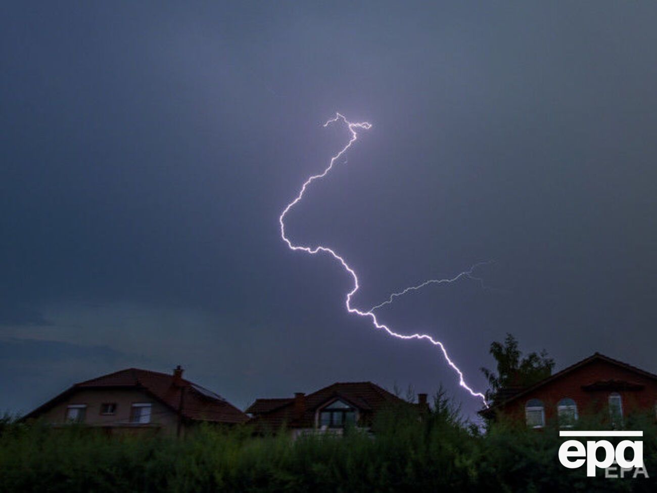 Блискавка влучила у підводу, яка їхала в село, повідомляє ТСН