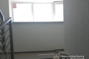 Батько поставив хлопчика на підвіконня, щоб той подивився у вікно