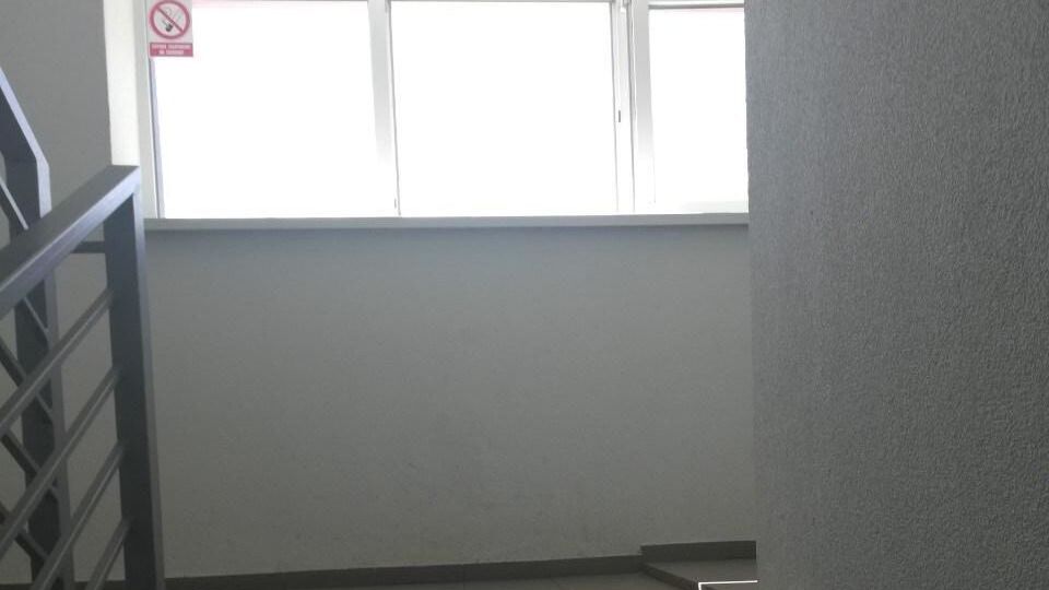 Отец поставил мальчика на подоконник, чтобы тот посмотрел в окно