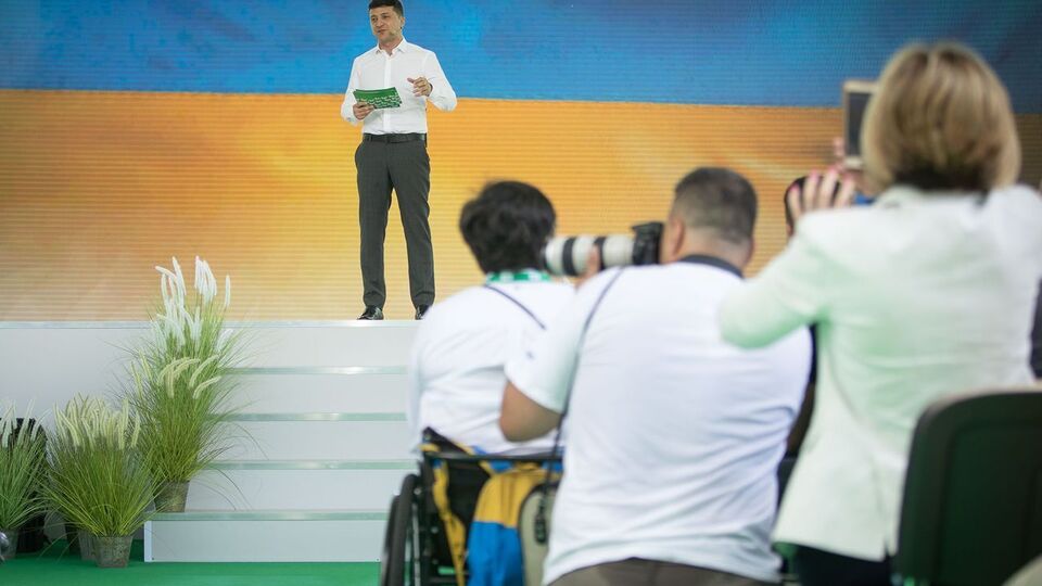 Зеленский выступил на съезде партии "Слуга народа"