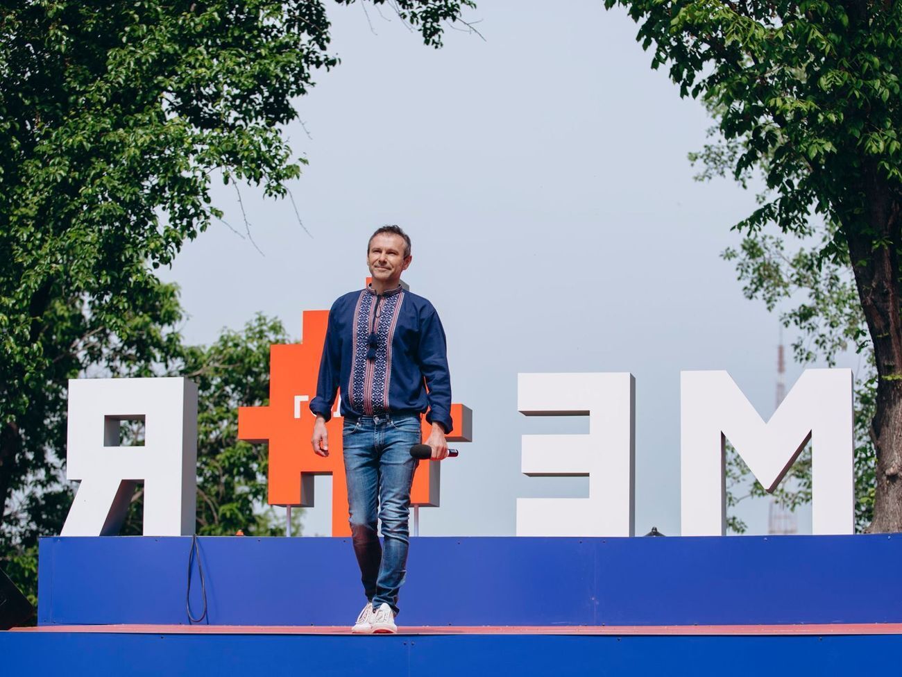 Вакарчук заявил, что решил добавить к опытным юристам искренних новых людей, которые просто хотели помочь