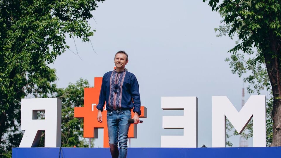 Вакарчук заявил, что решил добавить к опытным юристам искренних новых людей, которые просто хотели помочь