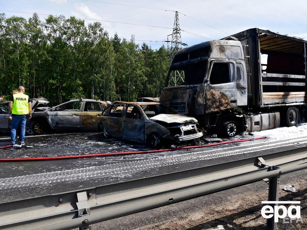 Несколько авто загорелись