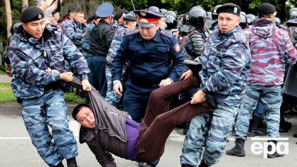 Поліцейські і бійці спецпідрозділів затримували і закидали в автозаки учасників протестів