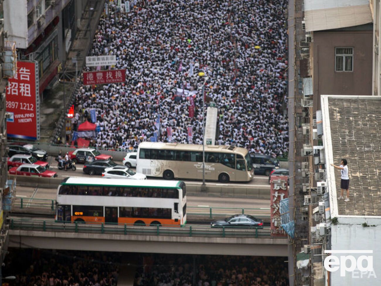 Сотні тисяч протестувальників вийшли на вулиці Гонконгу