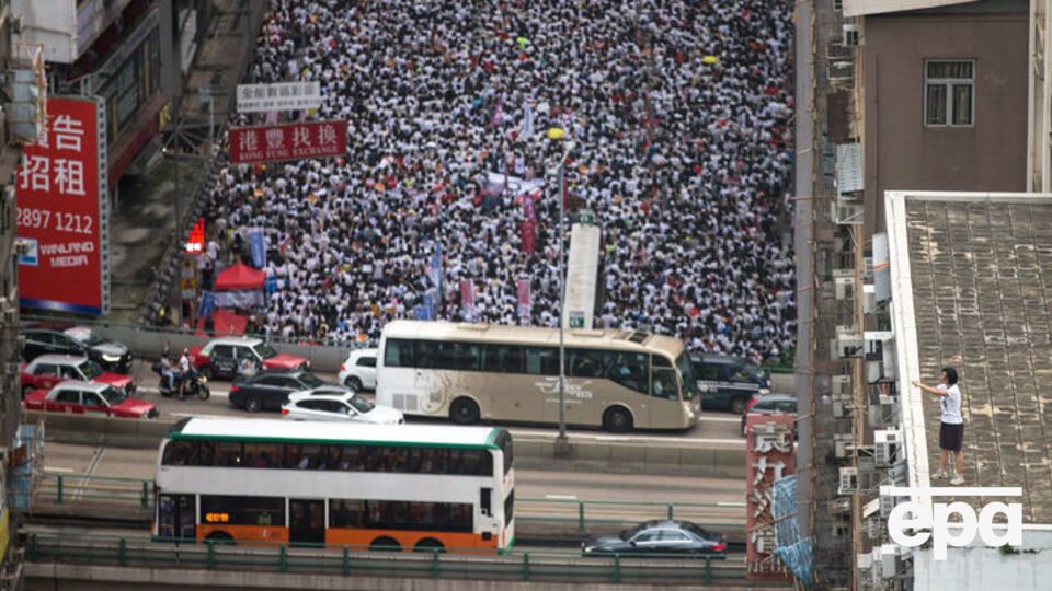 Сотні тисяч протестувальників вийшли на вулиці Гонконгу