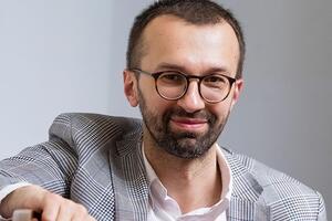 Лещенко: Все говорят о риске Коломойского для Зеленского, но не меньше рисков от Ахметова. Это человек, который может шантажировать любого президента