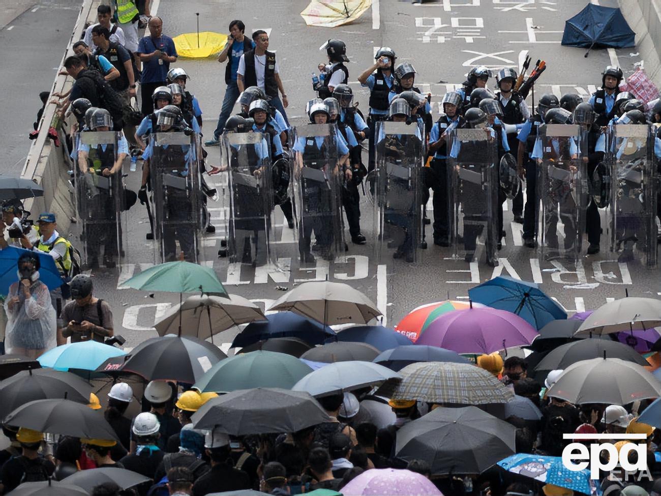 Из-за протестов церемония поднятия флагов прошла без присутствия публики
