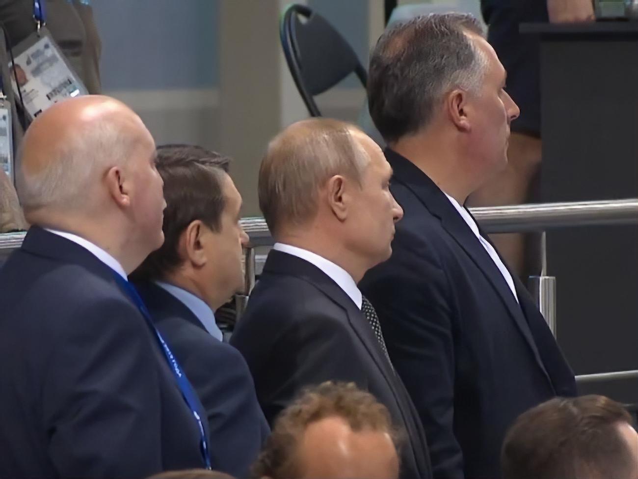 Путін піднявся разом з усіма присутніми