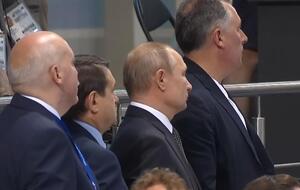 Путин поднялся вместе со всеми присутствующими