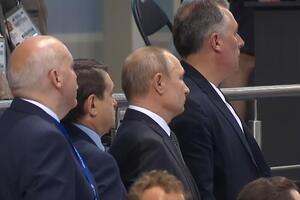 Путин поднялся вместе со всеми присутствующими