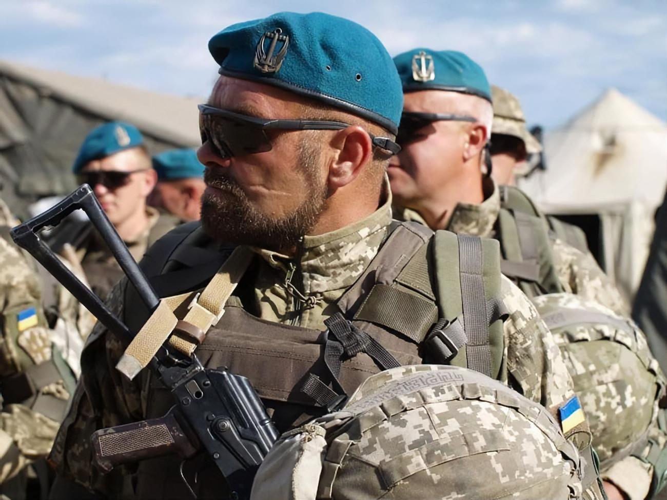 Военнослужащие выстроились&nbsp;на плацу в полной боевой экипировке со штатным оружием