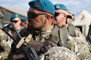 Військовослужбовці вишикувалися на плацу в повному бойовому екіпіруванні зі штатною зброєю
