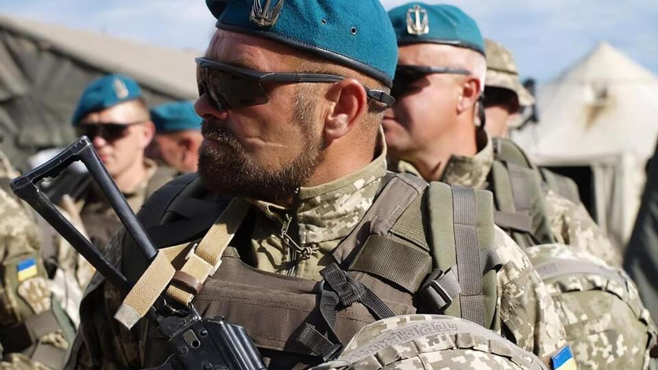 Военнослужащие выстроились на плацу в полной боевой экипировке со штатным оружием