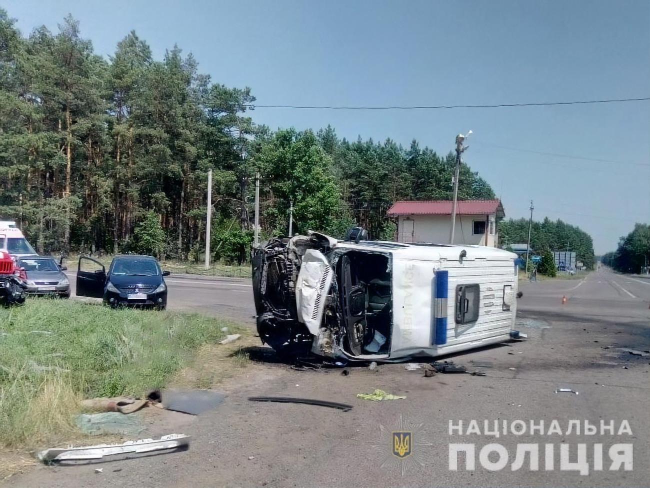 Після зіткнення "швидка" впала на бік