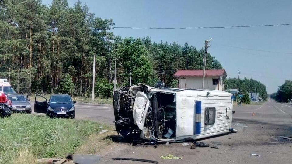 Після зіткнення "швидка" впала на бік
