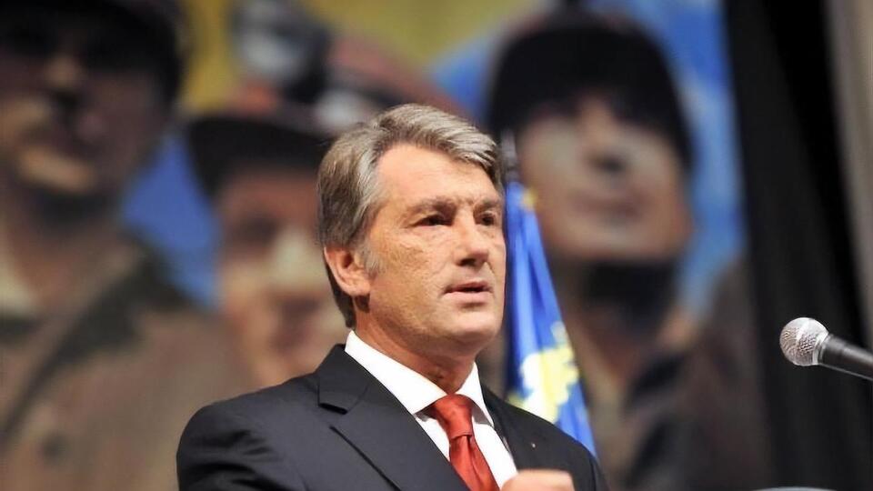 Ющенко: За версією Горбатюка, нібито саме Ющенко ще до Помаранчевої революції "вступив у змову" з Януковичем