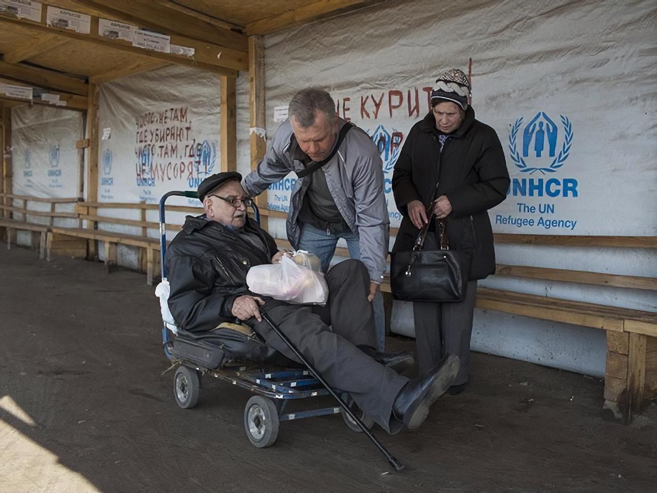 За даними правозахисників, щомісяця приблизно 1 млн осіб перетинає блокпости на Донбасі