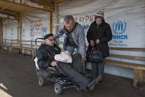 По данным правозащитников, ежемесячно около 1 млн человек пересекают блокпосты на Донбассе