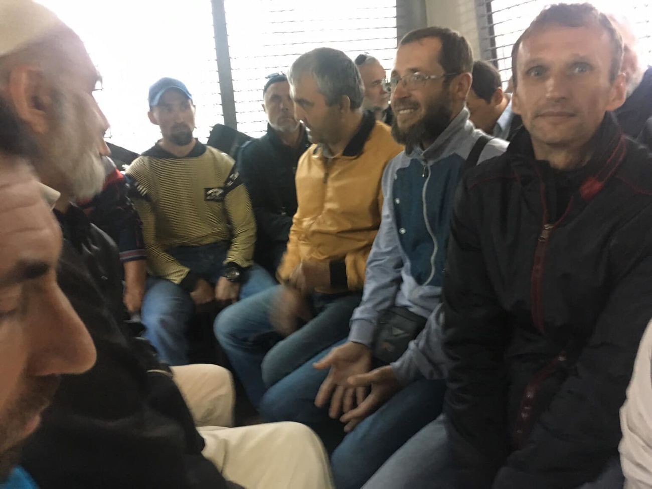 Активістів везуть до поліції