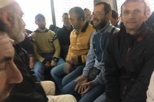 Активістів везуть до поліції