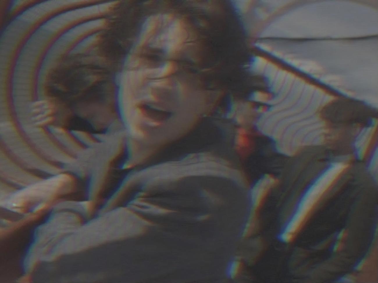 Ролик знято у стилі відео 1990-х років