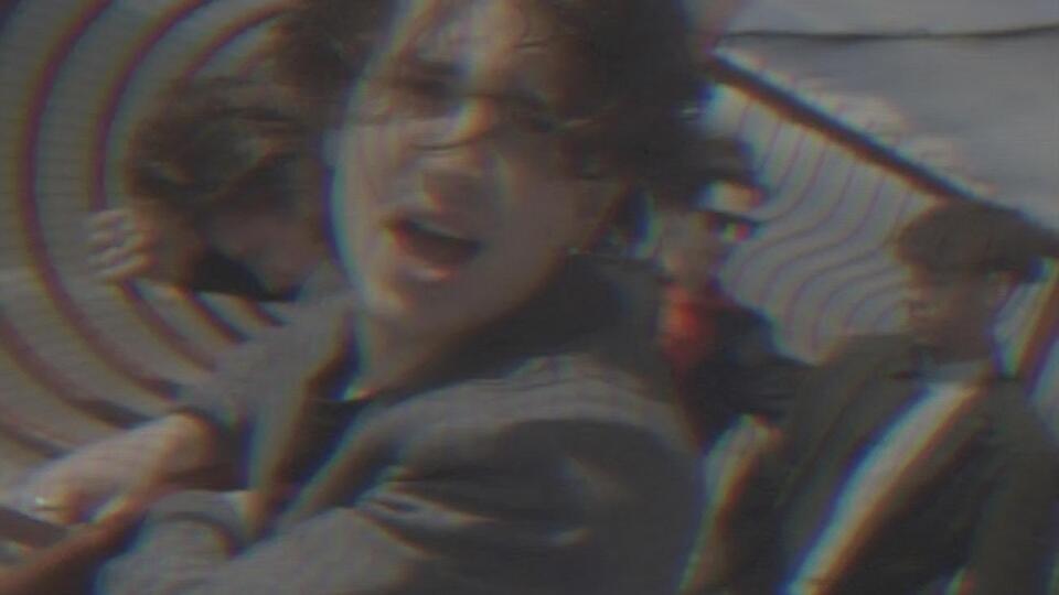 Ролик знято у стилі відео 1990-х років