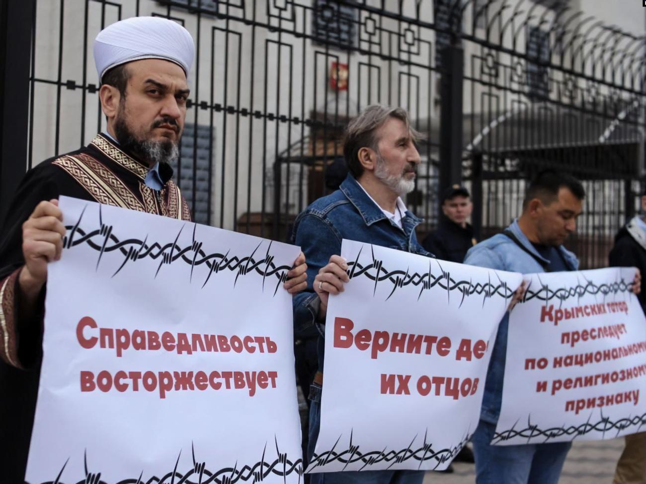 Активісти тримали в руках плакати з вимогами припинити переслідування кримських татар у Криму