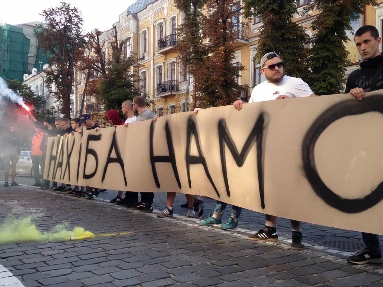 Активисты принесли плакаты с лозунгами&nbsp;"Нахіба нам СБУ", "Канал&nbsp;112 воняет&nbsp;враждебной пропагандой"