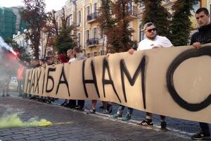Активисты принесли плакаты с лозунгами "Нахіба нам СБУ", "Канал 112 воняет враждебной пропагандой"
