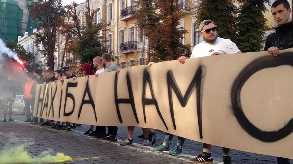 Активисты принесли плакаты с лозунгами "Нахіба нам СБУ", "Канал 112 воняет враждебной пропагандой"