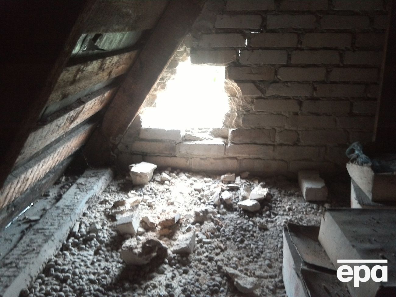 У штабі ООС показали наслідки обстрілу бойовиками житлових будинків у Мар'їнці. Фоторепортаж