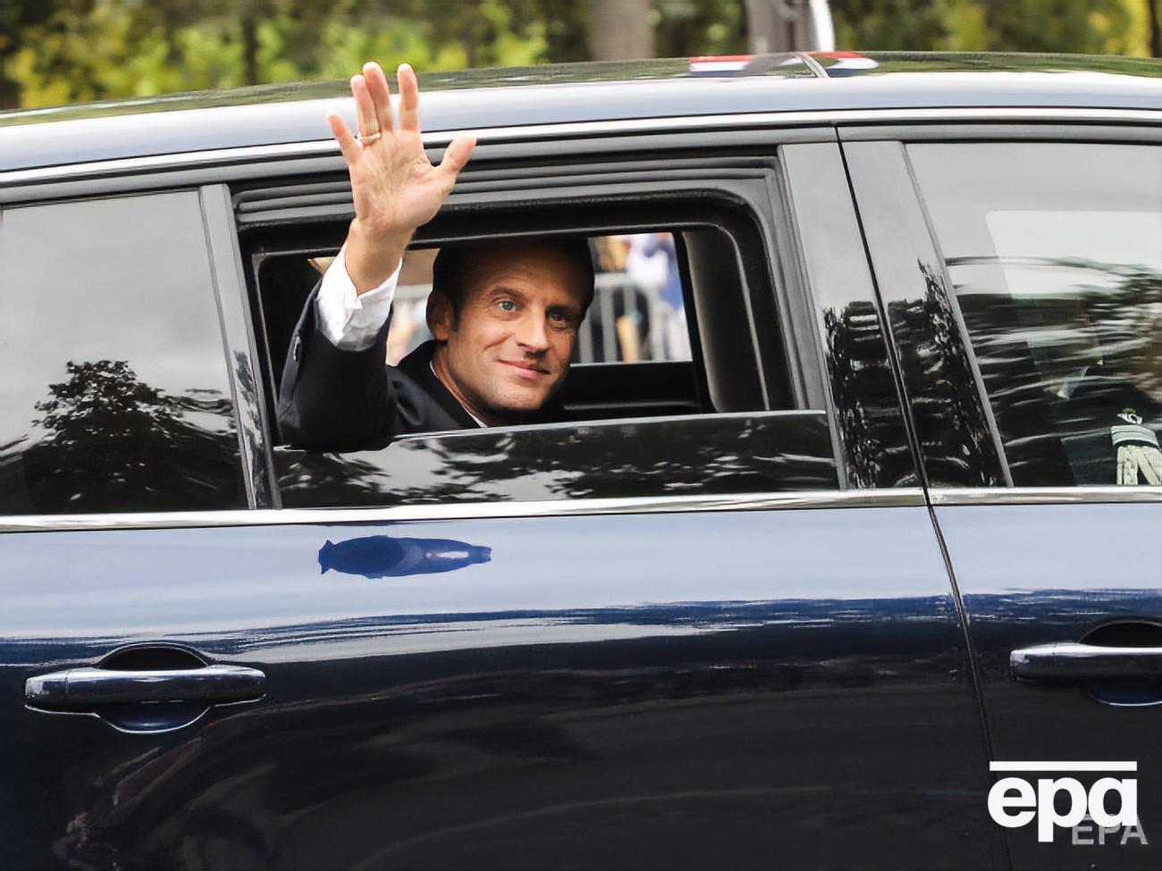 Протестующие освистали президента Франции Эммануэля Макрона, когда он приехал на парад