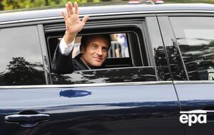 Протестующие освистали президента Франции Эммануэля Макрона, когда он приехал на парад