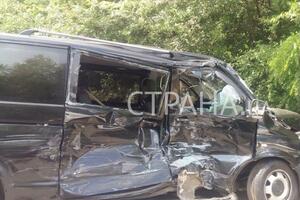 По данным СМИ, микроавтобус попал в ДТП с автобусами, которые перевозили детей