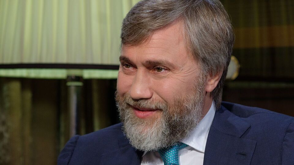 Новинский: Медведчук пытается играть такую роль – что вся Россия ставит только на него. И слишком, мне кажется, спекулирует тем, что является кумом или не знаю кем, что у него хорошие отношения с Путиным