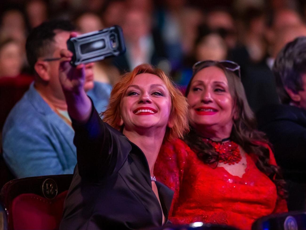 Римма Зюбіна та Лариса Кадочникова у глядацькому залі на церемонії відкриття ОМКФ