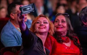 Римма Зюбина и Лариса Кадочникова в зрительном зале на церемонии открытия ОМКФ