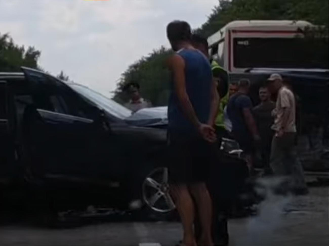 По данным СМИ, микроавтобус попал в ДТП с автобусами, которые перевозили детей&nbsp;