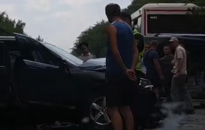 За даними ЗМІ, мікроавтобус потрапив у ДТП з автобусами, які перевозили дітей