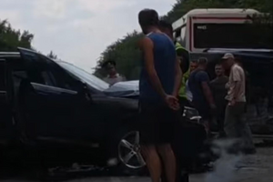 По данным СМИ, микроавтобус попал в ДТП с автобусами, которые перевозили детей