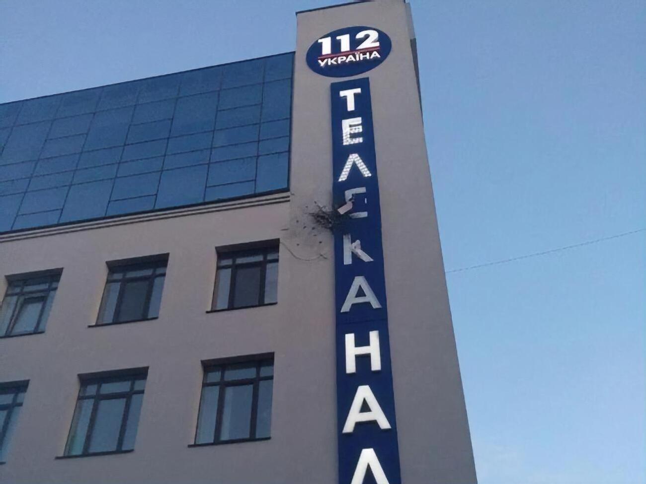 Неизвестный выстрелил из гранатомета в фасад здания телеканала "112 Украина" в Киеве ночью 13 июля