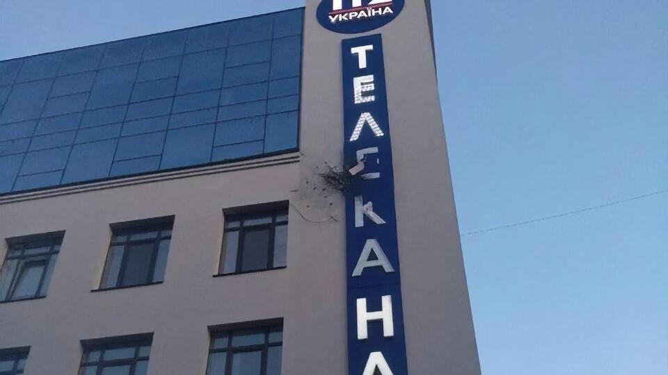 Неизвестный выстрелил из гранатомета в фасад здания телеканала "112 Украина" в Киеве ночью 13 июля