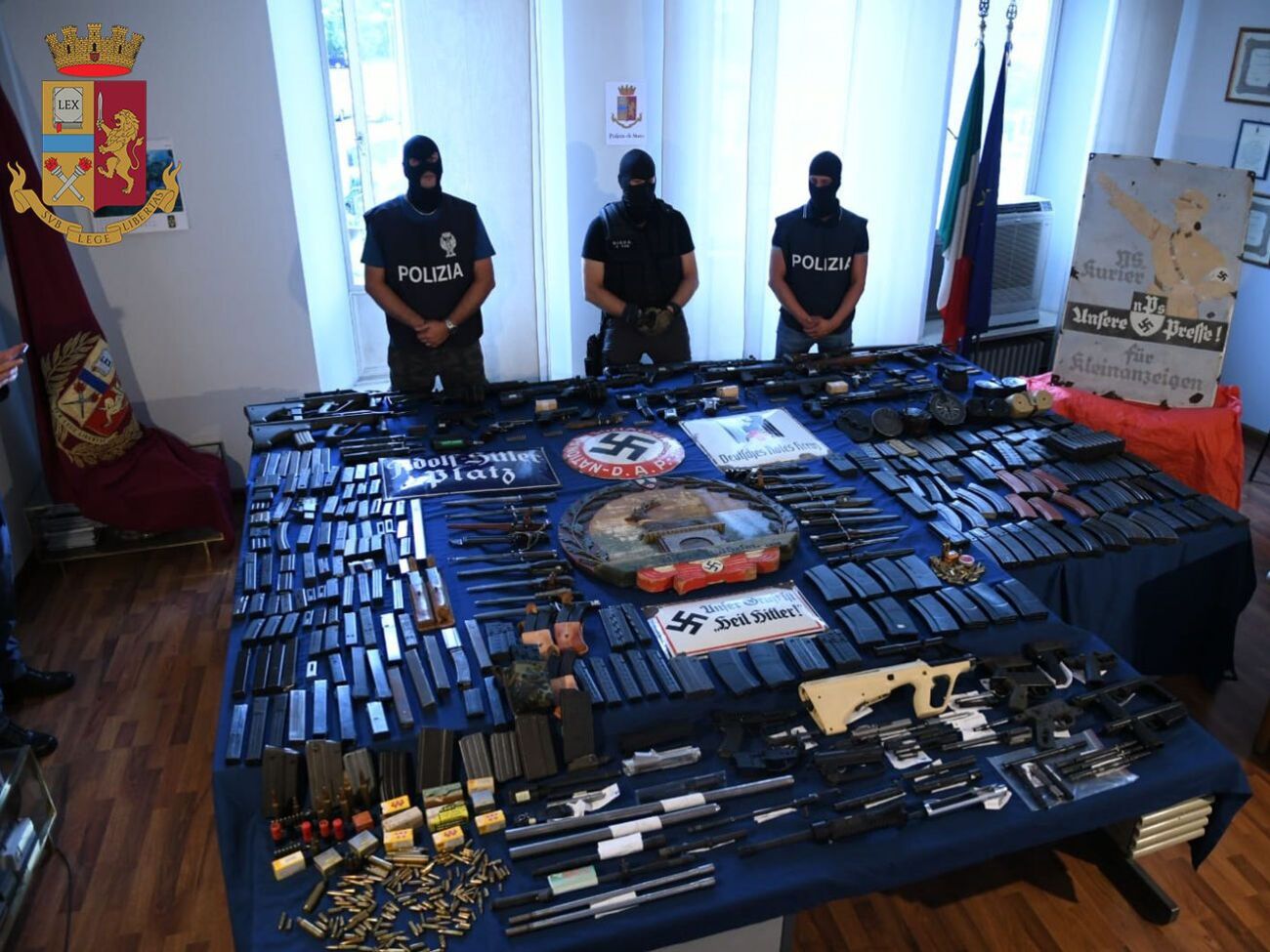 В доме арестованного обнаружили нацистскую символику