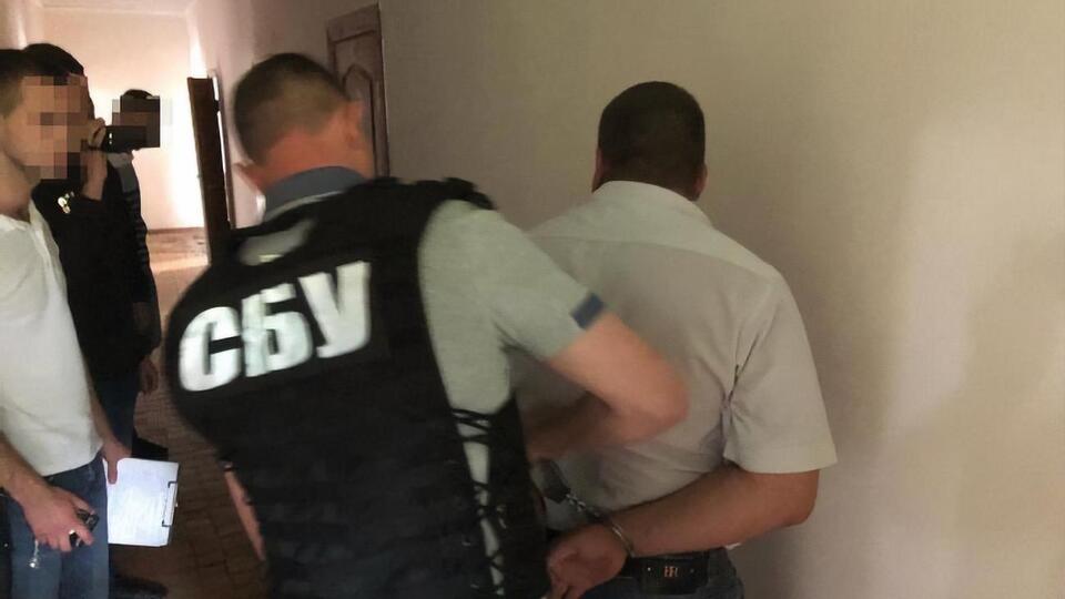 СБУ затримала організатора протиправної оборудки, коли він прибув на підконтрольну українській владі територію