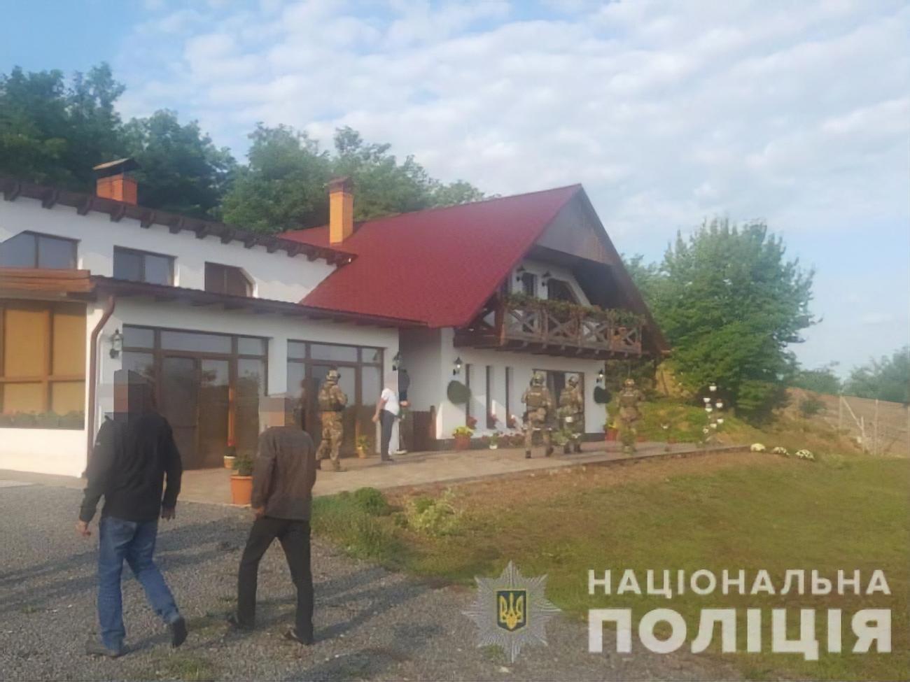Поліція проводить обшуки