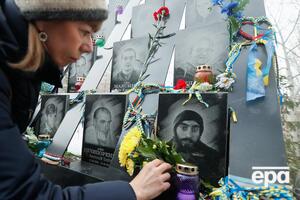 В ходе Революции достоинства погибло как минимум 107 человек