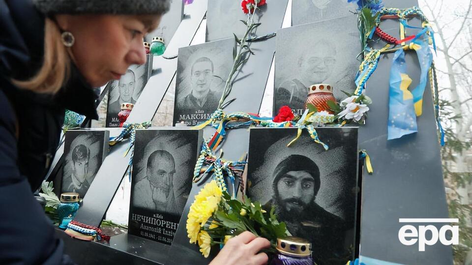 В ходе Революции достоинства погибло как минимум 107 человек