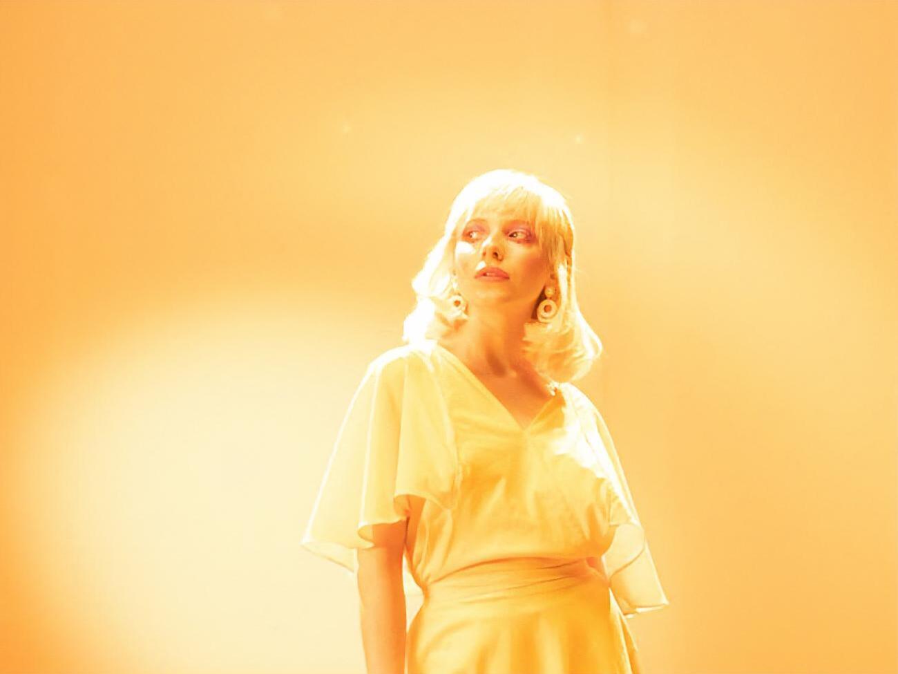 Ingret предстает в желтом платье