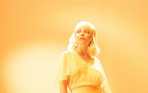 Ingret предстает в желтом платье